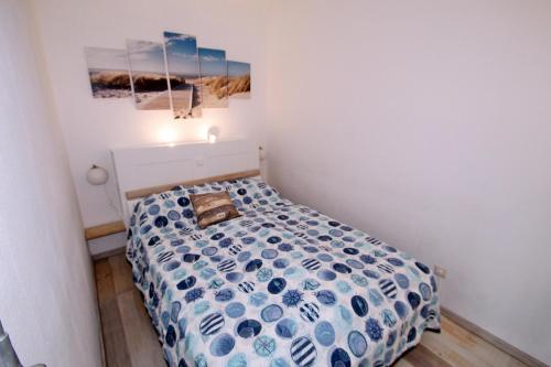 una piccola camera con un letto in una stanza di Ferienpark K0E-007 Ferienpark a Heiligenhafen