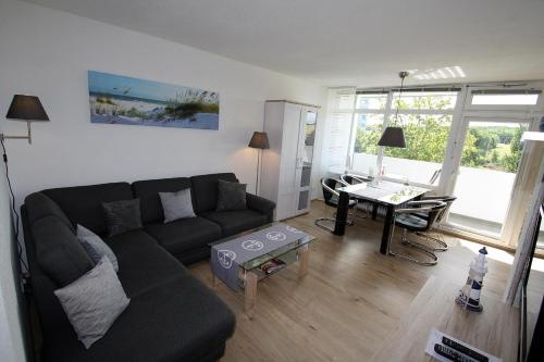 uma sala de estar com um sofá e uma mesa em Ferienpark I03-005 Ferienpark em Heiligenhafen