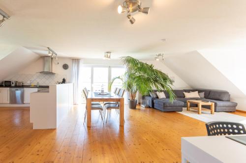 ein Wohnzimmer mit einem Tisch und einem Sofa in der Unterkunft Perfekt für Gruppen, Familien & Geschäftsreisende - Nähe Bamberg & Erlangen in Adelsdorf