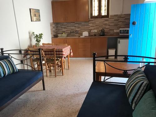 Kuchyň nebo kuchyňský kout v ubytování Omodos Katoi Holiday Homes