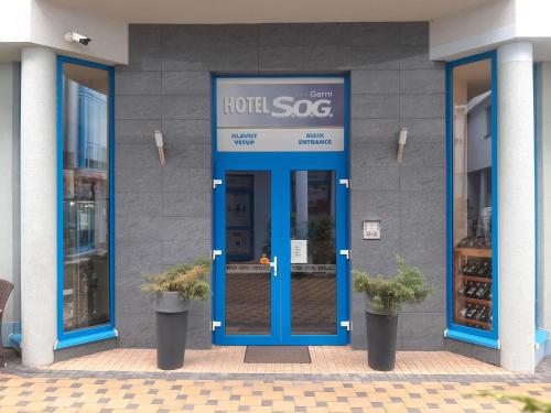 un negozio con una porta blu in un edificio di garni Hotel S.O.G.* * * a Trenčín