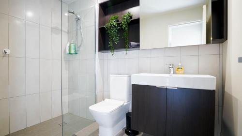 y baño con aseo, lavabo y ducha. en KOZYGURU BRISBANE CBD 1 BED APT AMAZING VIEW QBN550-1601 en Brisbane