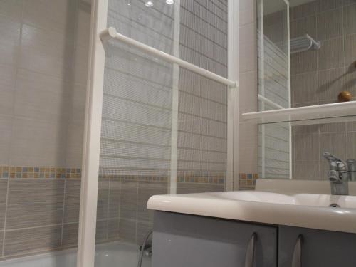 une salle de bain avec une douche, un lavabo et une baignoire dans l'établissement travelski home classic - Résidence Saint Jacques, à La Plagne