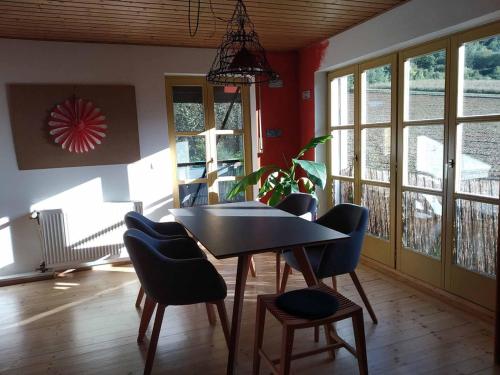 a dining room with a table and chairs at Ferienwohnung Susanne & Georg Guth in Beilngries