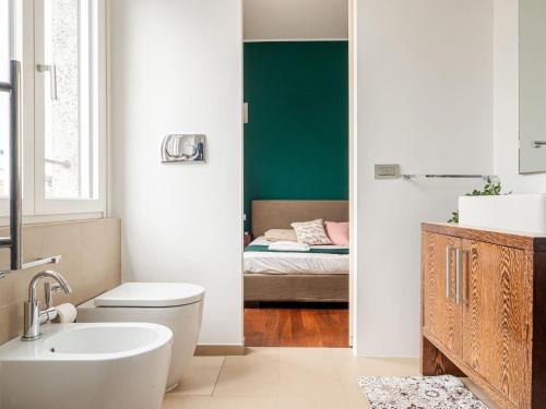 A bathroom at The Best Rent - Bright two rooms apartment near Cattolica University