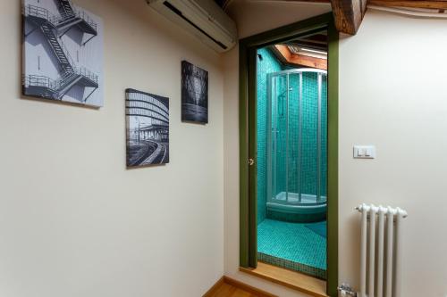 ventana en una habitación con baño en Loft Mirano Uno (Alloggi alla Campana), en Mirano