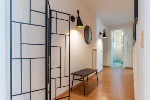 une chambre avec une table et un mur en verre dans l'établissement Rione Prati Apartment - MM Lepanto, à Rome