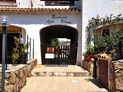 een toegang tot een gebouw met een poort en een bord bij Belvilla by OYO Casa Teodoro in Loiri