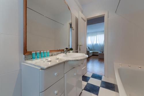 A bathroom at Holidays2Malaga Soho Pasaje de Valencia