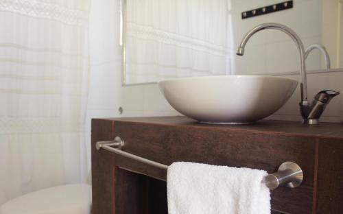 a bathroom with a bowl sink and a tub at Casa de Alto Estandar en Las Condes in Santiago