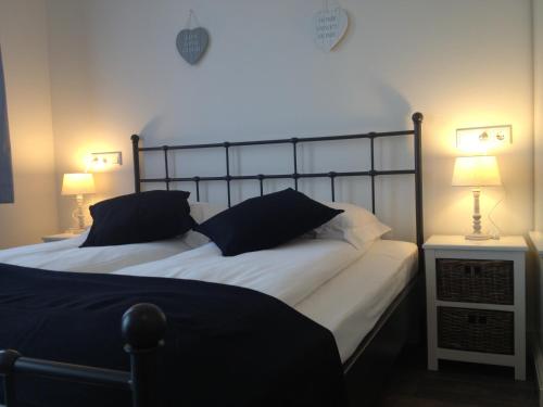 
a hotel room with two beds and a lamp at Bed & Breakfast Villa Elisabeth in Domburg
