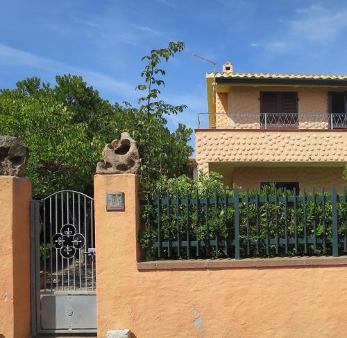 a fence in front of a house with a gate at Iocchedda in Porto Ottiolu
