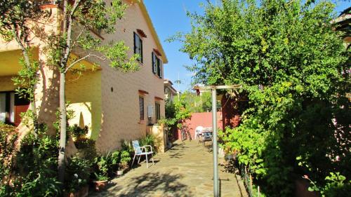 a courtyard of a house with chairs and trees at Iocchedda in Porto Ottiolu