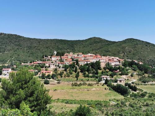 a village on the side of a mountain at Chambre d'hôtes les trois chemins in Cucugnan