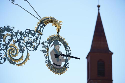 ein Spiegel mit einem Bild eines Soldaten neben einer Kirche. in der Unterkunft Hotel Gasthaus Schützen in Freiburg im Breisgau