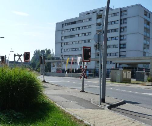 an empty street with traffic lights and a building at Cityhostel Wieselburg in Wieselburg