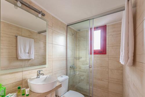 een badkamer met een toilet, een wastafel en een douche bij Villa Vicky in Chersonissos