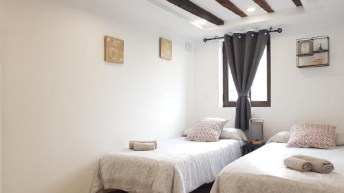 Postel nebo postele na pokoji v ubytování Aptos Cama Del Rey 2 dormitorios