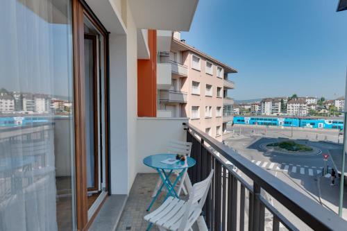 un balcon avec une table et des chaises et une vue dans l'établissement Le Chevène - 2 or 4 person apartment with balcony in Annecy Centre, à Annecy