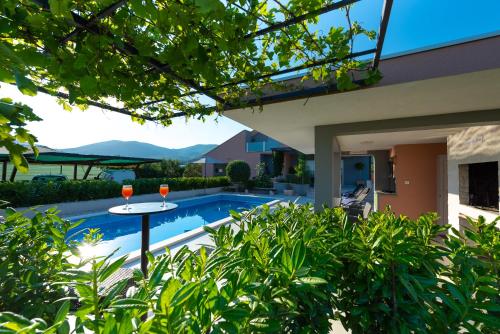 Villa Toni with 5 bedrooms and heated pool