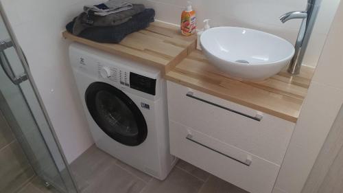 uma máquina de lavar roupa e um lavatório na casa de banho em Mieszkanie 2 pokojowe Pomorzany em Szczecin
