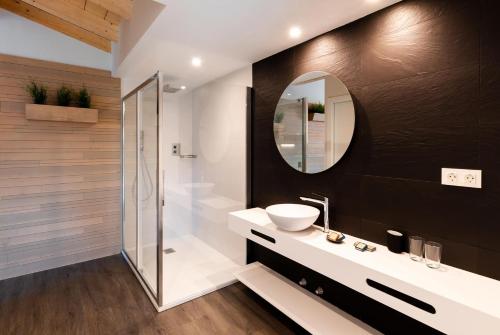 uma casa de banho com um lavatório e um chuveiro em CieloAstur Complejo Turístico em Linares