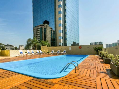 uma piscina no telhado de um edifício em Novotel Porto Alegre Tres Figueiras em Porto Alegre