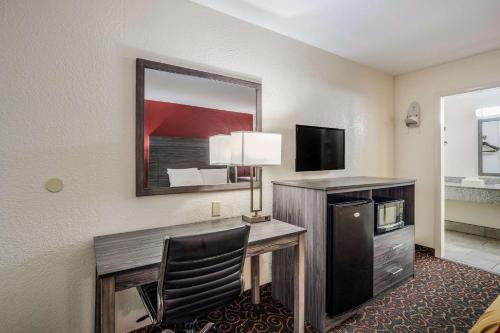 Kuchyň nebo kuchyňský kout v ubytování Econo Lodge Thomasville