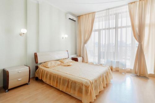Postel nebo postele na pokoji v ubytování Arcadijskiy Palace