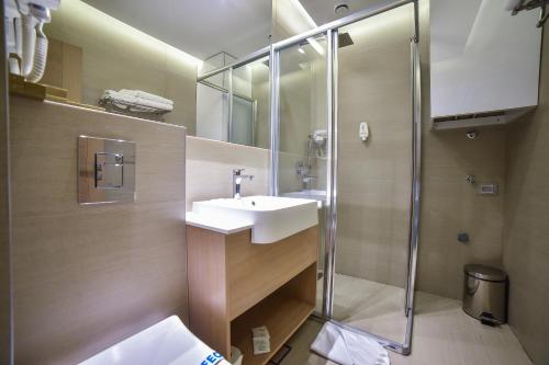 a bathroom with a sink and a shower at Apartmani Buket Zlatibor in Zlatibor