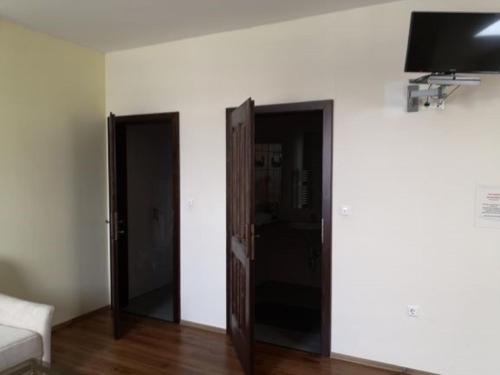 Zimmer mit einer Tür und einem TV an der Wand in der Unterkunft Hanfthal-Hof in Laa an der Thaya