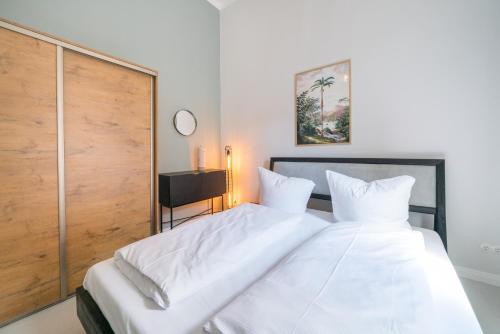 Кровать или кровати в номере Design Apartments -Innenstadt, Bäckerstr 8