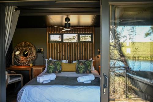 Ένα ή περισσότερα κρεβάτια σε δωμάτιο στο Buff & Fellow Eco Cabins