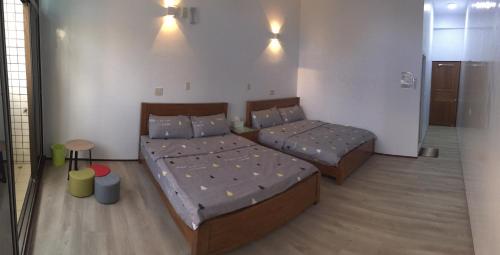 a bedroom with two beds in a room at 瑞恒行館Reui Heng Guesthouse in Budai