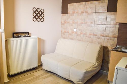 una silla blanca en una habitación con radiador en Lamprou, en Kosmás