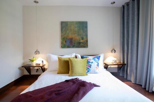 a bedroom with a white bed with pillows at Lofts Jacques-Cartier Free Parking in Montréal