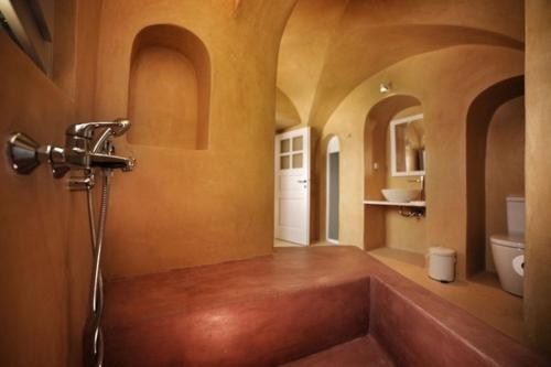 łazienka z wanną i toaletą w pokoju w obiekcie Amaya Bliss Villa Caldera View-Outdoor Hot Tub Oia Santorini w mieście Thólos
