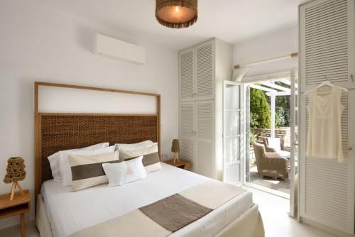 Zdjęcie z galerii obiektu Executive Paros Villa - 4 Bedrooms - Villa Island Spirit - Amazing Sea Views and Private Pool - Ampelas w mieście Paros