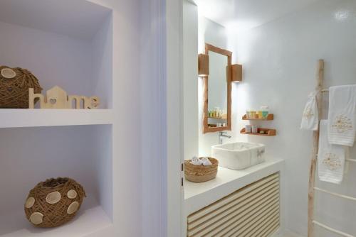 Ванна кімната в Executive Paros Villa - 4 Bedrooms - Villa Island Spirit - Amazing Sea Views and Private Pool - Ampelas