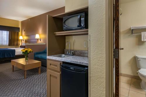 Cuina o zona de cuina de Best Western Plus Shamrock Inn & Suites