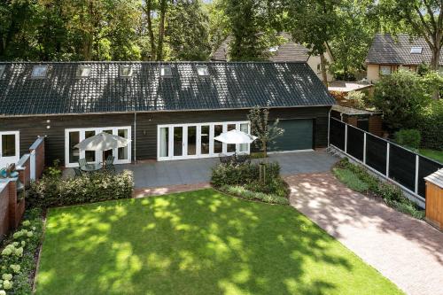 an aerial view of a house with a yard at Bed & Breakfast De Oude Kapel in Driebergen