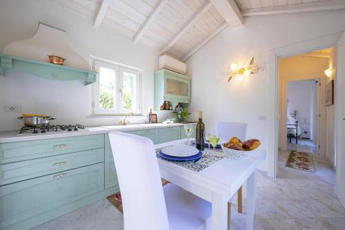 Virtuvė arba virtuvėlė apgyvendinimo įstaigoje Villa Victor 100m from sea - Happy Rentals