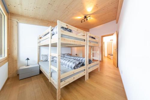 1 Schlafzimmer mit 2 Etagenbetten in einem Zimmer in der Unterkunft Haus Edelweiss in Bad Ragaz