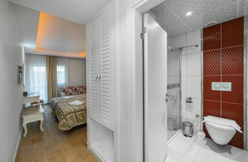 Ванна кімната в Majestic Hotel