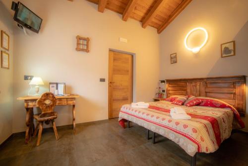 a bedroom with a bed and a desk at Hotel Chacaril in Pila