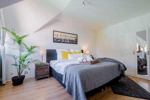 ein Schlafzimmer mit einem Bett mit gelben Kissen in der Unterkunft Apartments an der Universität in Wuppertal