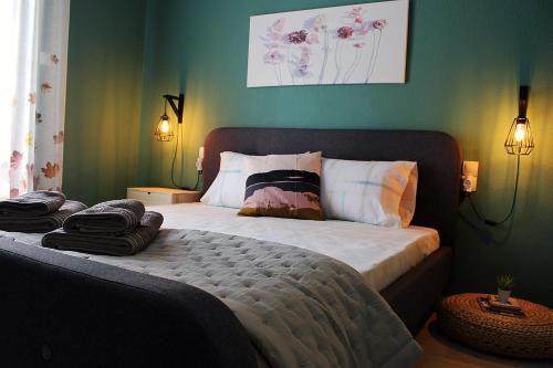 um quarto com uma cama com toalhas em Homel Rocks -Elegant Apt 2BD -Amazing garden view em Kalabaka