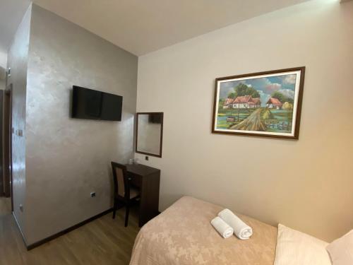 Una televisión o centro de entretenimiento en Hotel Morava - Šabac