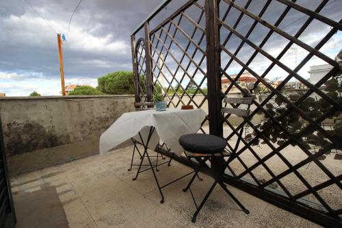 un tavolo e una sedia seduti su un balcone di Attico con Jacuzzi, terrazzo e fibra a Roma