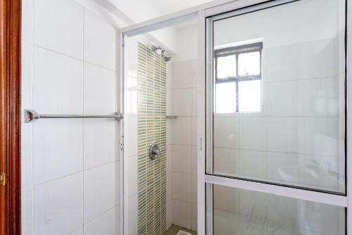 Ένα μπάνιο στο Prestige Riara 2 Bedroom Apartments